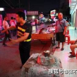 城管喊商贩摆摊,助力地摊经济繁荣发展